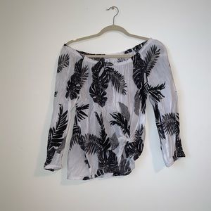Old navy women’s off the shoulder top - size L